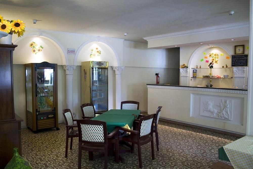 Salaria Hotel